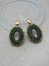 Øredobber med mørkegrønne glasstener thumbnail