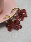 Øredobber med bordeaux blomstercharms thumbnail