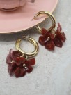 Øredobber med bordeaux blomstercharms thumbnail