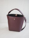 Bøtteveske i glatt skinn bordeaux thumbnail