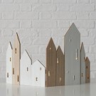 Hus på rekke med lys thumbnail