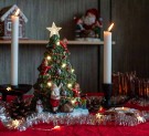 Pyntet juletre med ledlys thumbnail