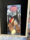 Gøy å smake ulike delikatesser fra den lokale sjokoladefabrikken! Esken inneholder tre poser med assortert innhold i tillegg til en stor eske med konfekt. thumbnail
