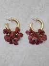 Øredobber med bordeaux blomstercharms thumbnail