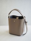 Bøtteveske i glatt skinn mørk taupe thumbnail