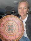 Håndmalt rundt fat i metall rosa - 55 cm i diameter thumbnail