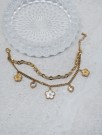 Armbånd med blomstercharms gullfarget stål thumbnail