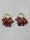 Øredobber med bordeaux blomstercharms thumbnail