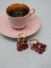 Øredobber med bordeaux blomstercharms thumbnail