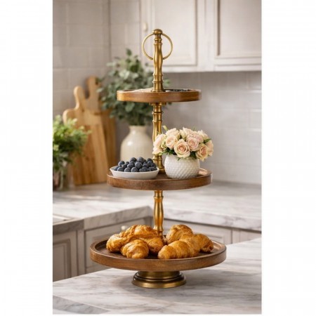 Etasjefat med tre etasjer i tre og messing