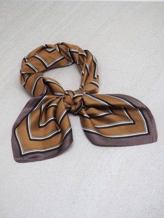 Satengskjerf striper cognac og muldvarp