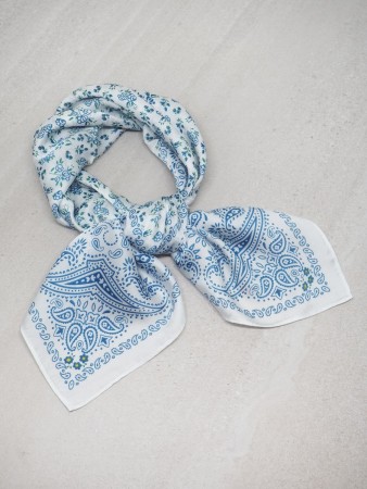 Satengskjerf blå blomster