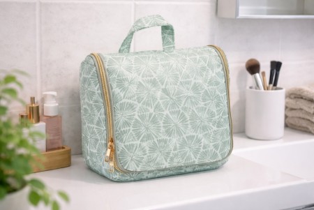 Toalettmappe grønn med oppheng og gulldetaljer