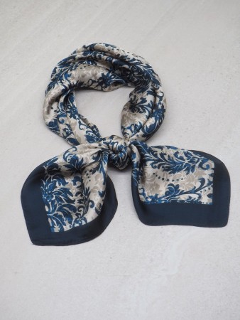 Satengskjerf blå og offwhite