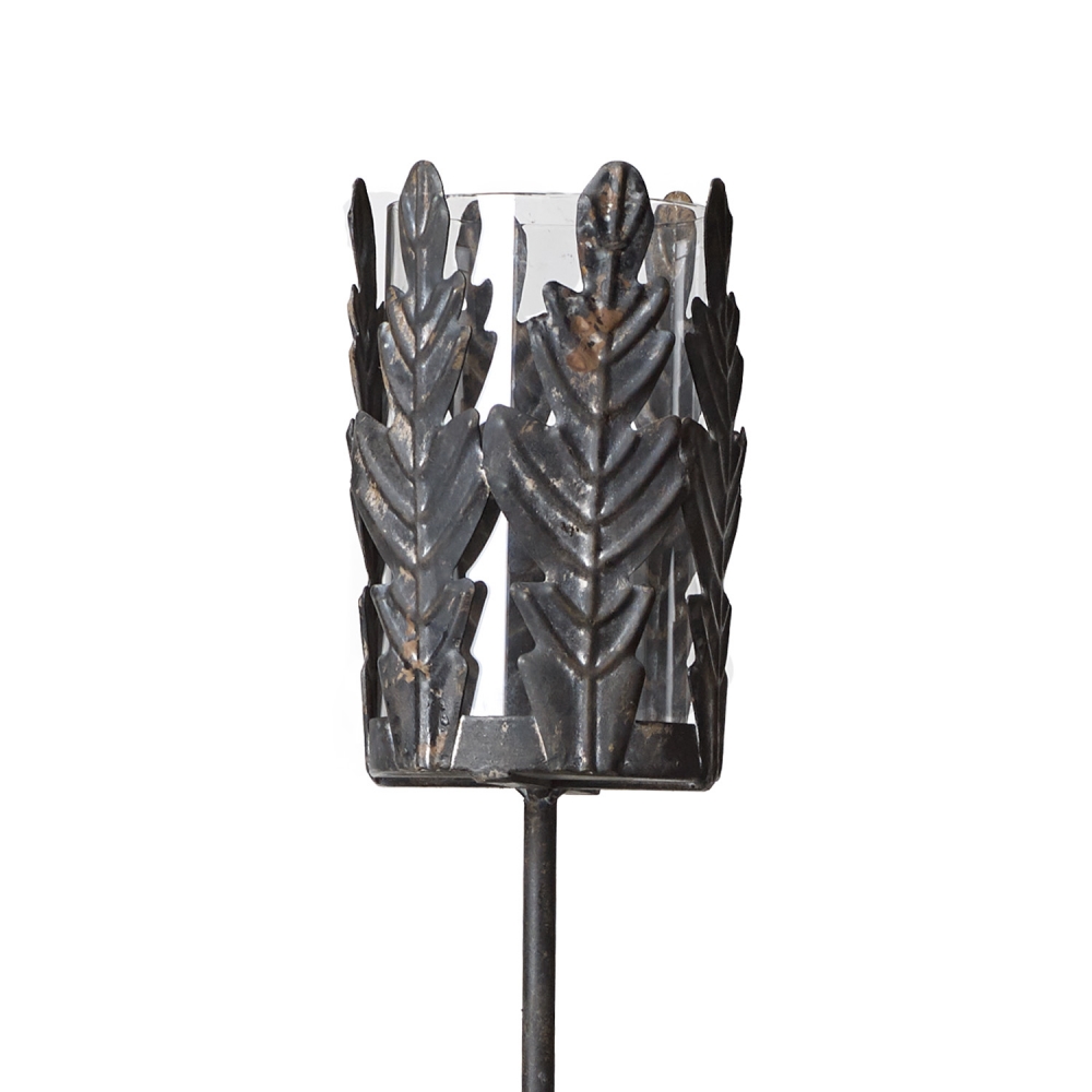 Fin lysholder på pinne med glass som skjermer for vind. Passer hele året og kan brukes både ute og inne. Høyden med pinne er 118 cm og selve lykten er 12 cm bred. Metall.