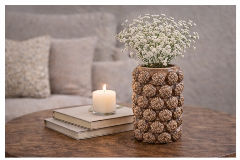 Vasen er 23 cm høy og 15 cm bred.