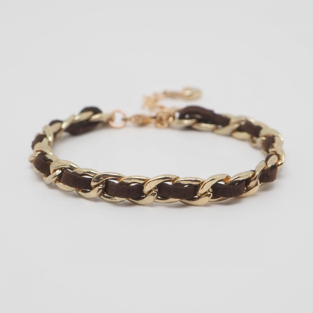 Armbånd i gullfarge med brun tråd i semsketskinn.

Nikkelfri.