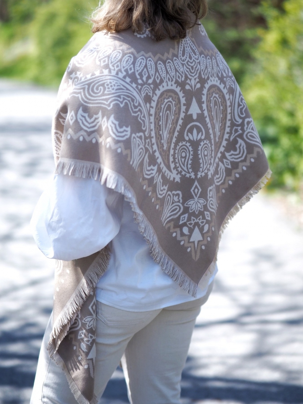 Et mykt og lunt sjal som gir deg to looks i ett. Sjalet kan brukes på begge sider – med en lys beige bunnfarge på den ene siden, og en litt mørkere beige bunnfarge på den andre. Slik kan du enkelt style sjalet etter humør og antrekk.