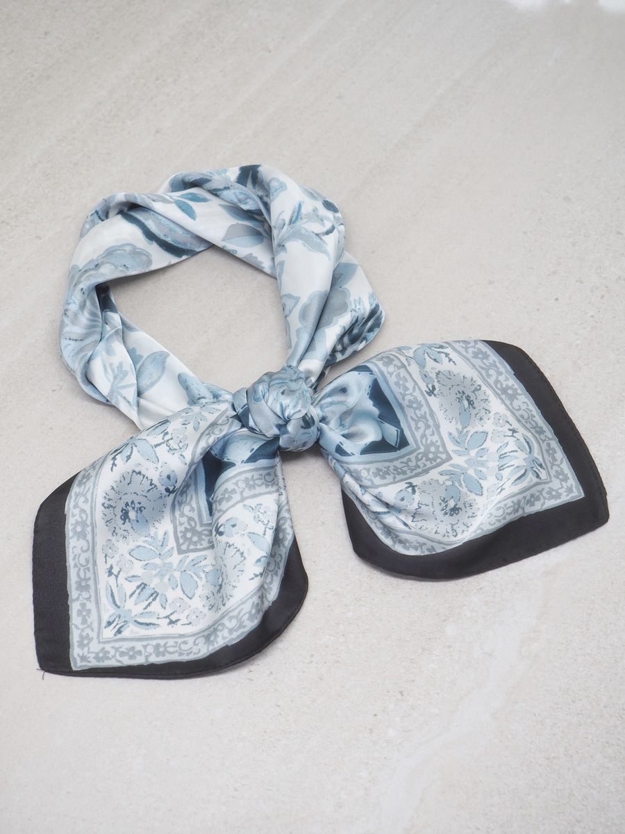 Dette lekre satengskjerfet kommer i harmoniske blåfarger som gir et friskt, elegant og tidløst uttrykk. Laget i myk polyester med satengfinish, har skjerfet en glatt og glansfull overflate som gir antrekket det lille ekstra.