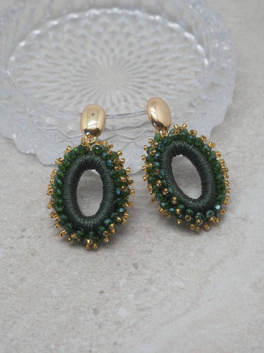 Glitre med sti - med disse elegante øredobbene med mørkegrønne glasssteiner. Med en lengde på ca 5,5 cm gir de et iøynefallende uttrykk samtidig som de er lette og komfortable å ha på gjennom hele kvelden.