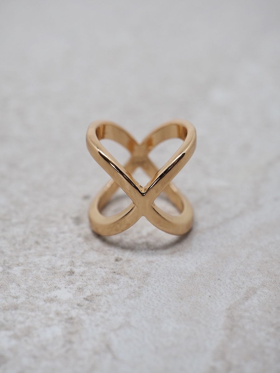 Denne skjerfringen i gullfarget metall har en moderne, åpen design som gir antrekket et stilrent preg. Perfekt for å style skjerf eller samle stoff på en elegant måte.
Str.: 2cm * 2cm