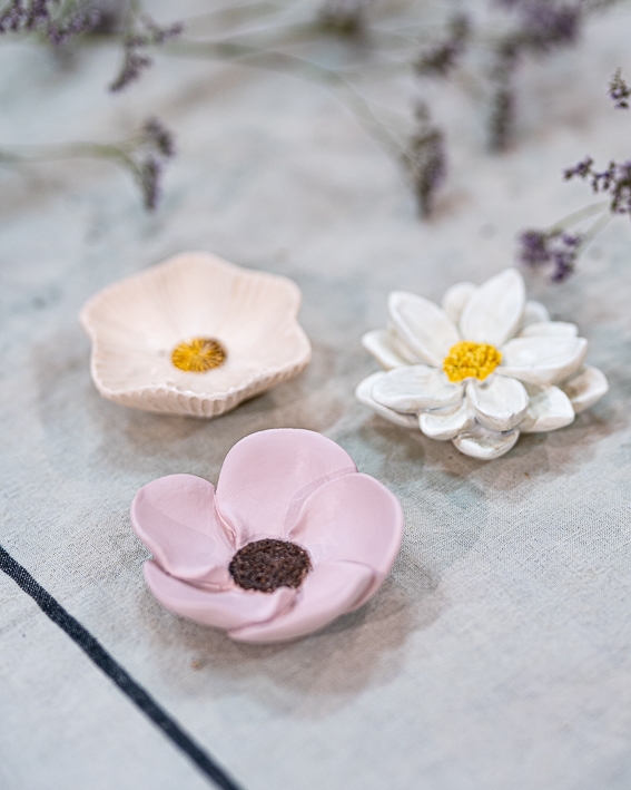 Blomstene er ca 9 cm i diameter og inntil 3 cm høye. De er litt tunge sånn at de ligger fint.