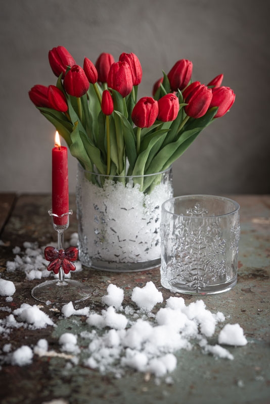 Bukett med tulipaner laget av plast. 5 tulipaner i hver bukett. Utrolig flotte og naturtro. Stilkene er ca 30 cm høye.