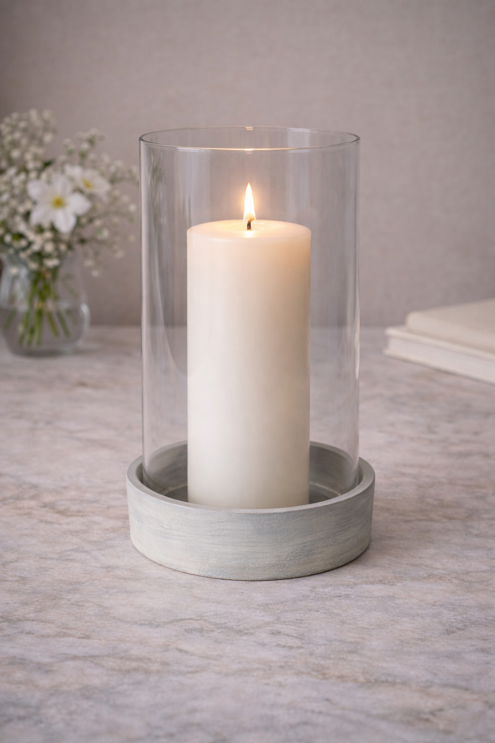 Passer fint både inne og ute, passer til kubbelys eller lyslenke. Støpt lys grå bunn og glass sylinder.