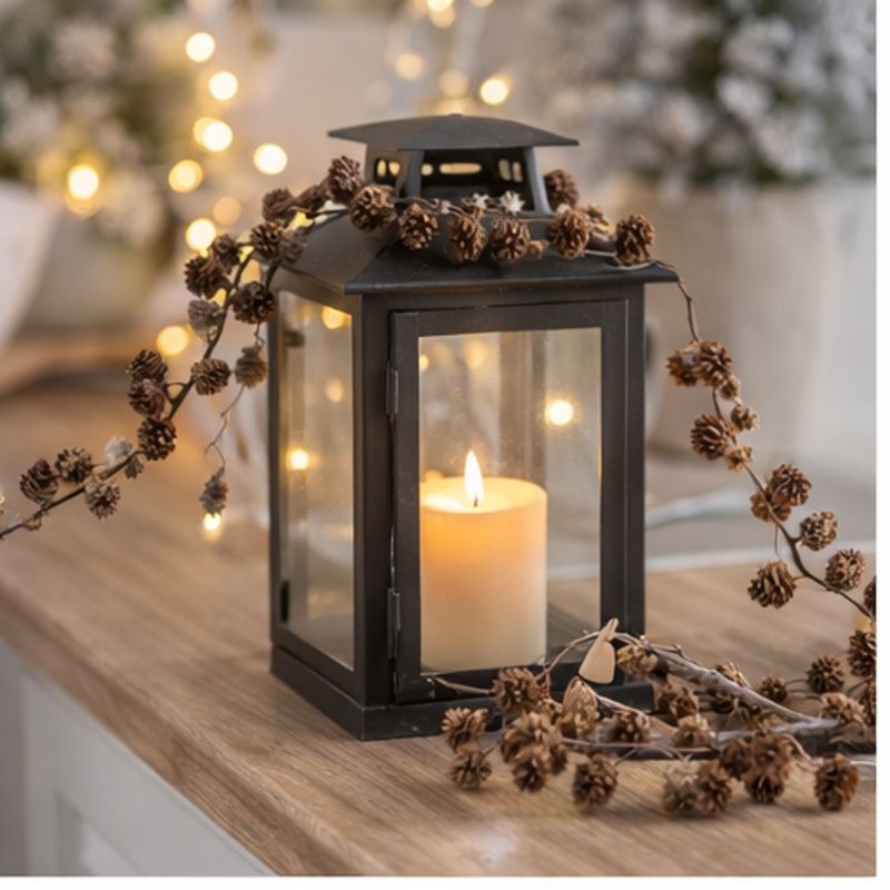 Ekte lerkekongler, kjempefin å pynte med på bordet når man dekker eller på lysfatet. Kan også henges opp eller festes på en krans. Girlanderet er 150 cm langt.