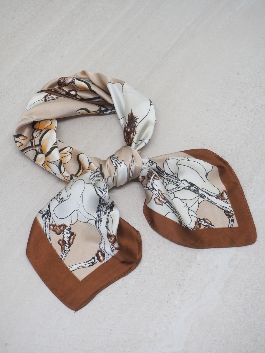 Skjerf i rust og beige. Enkelt å knyte og faller fint rundt halsen. Relativt stort og passer både til ytterjakker, skjorte eller til ullgenser.

Størrelse 70 X 70 cm

Materiale: polyester 