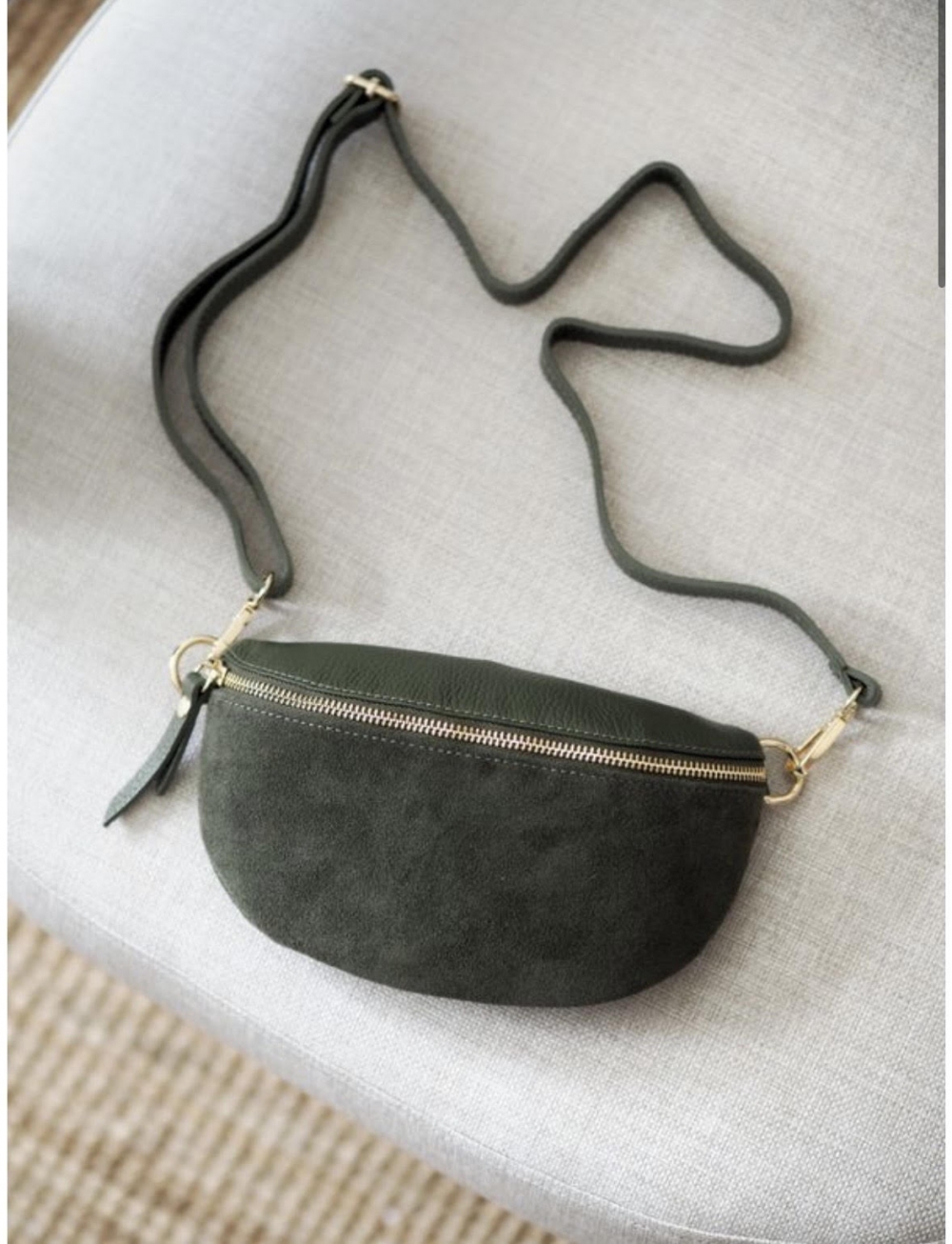 Denne lekre crossvesken kombinerer glatt og semsket skinn på en elegant måte. Fronten er i mykt semsket skinn som gir et eksklusivt og trendy uttrykk, mens baksiden – som ligger behagelig inntil kroppen – er i glatt skinn for optimal komfort.