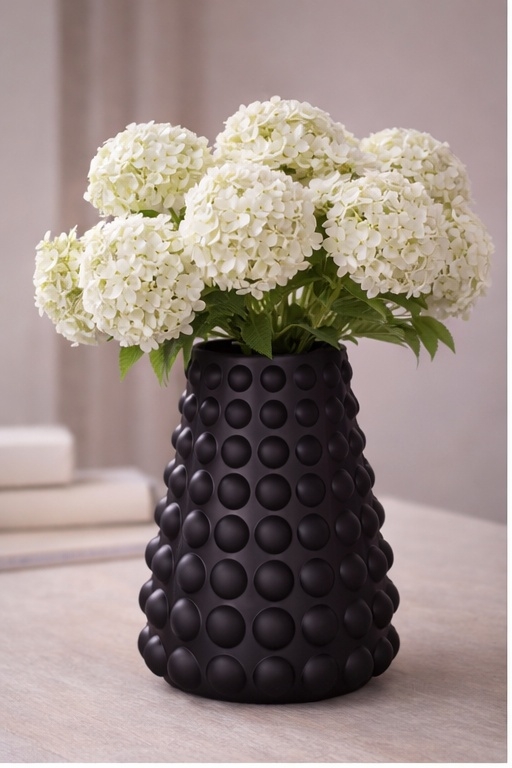 Vase med praktisk fasong og størrelse til medium buketter. Stødig vase med høyde på 20 cm.