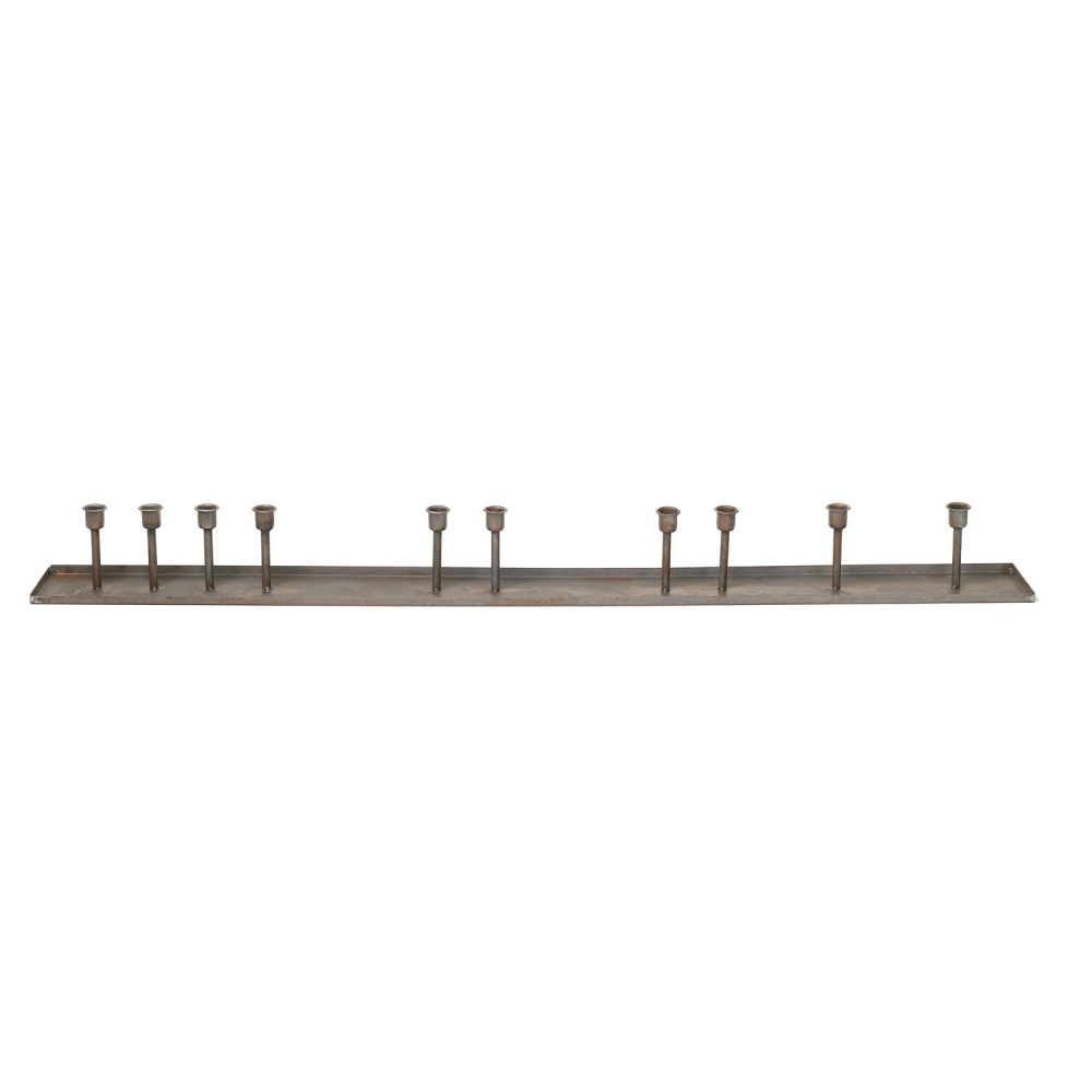 Fantastisk lysestake - den er hele 120 cm lang! Utrolig gøy å dekorer på denne til alle årstider, passer både på kommoden og på bordet. Metall.