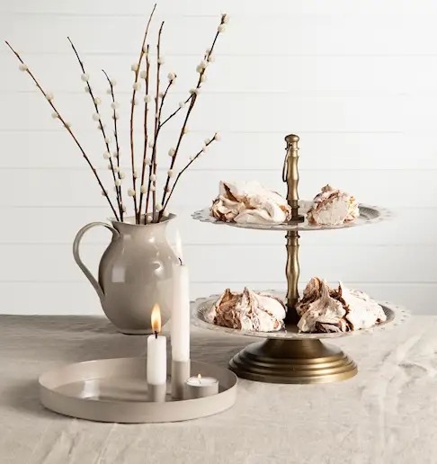 Fatet er ett emaljefat med messingstativ. To etasjer høyt (33 cm). Diameter er 33 cm. Magnetlysestakene våre kan brukes på fatet.