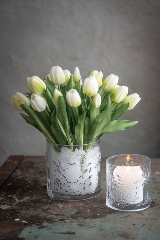 Bukett med tulipaner laget av plast. 5 tulipaner i hver bukett. Utrolig flotte og naturtro. Stilkene er ca 30 cm høye.