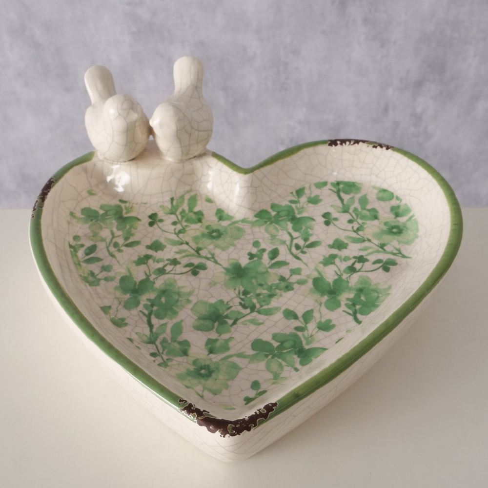 Fuglebadet har en håndlaget hjerteform, blank glasur, blomstertrykk rundt hele verket og krakeleringseffekt. Bredden er 20 cm, lengden 19 cm og høyden er 7,5 cm. Fuglebadet er frostbestandig, noe som sikrer at det er egnet for utendørs bruk året rundt.