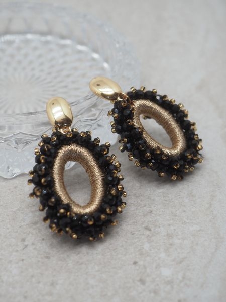 Skap et elegant uttrykk med disse øredobbene med svarte glasssteiner. Med en lengde på ca 5,5 cm er de perfekte for å tiltrekke oppmerksomhet uten å være tunge, og de sitter komfortabelt hele kvelden.