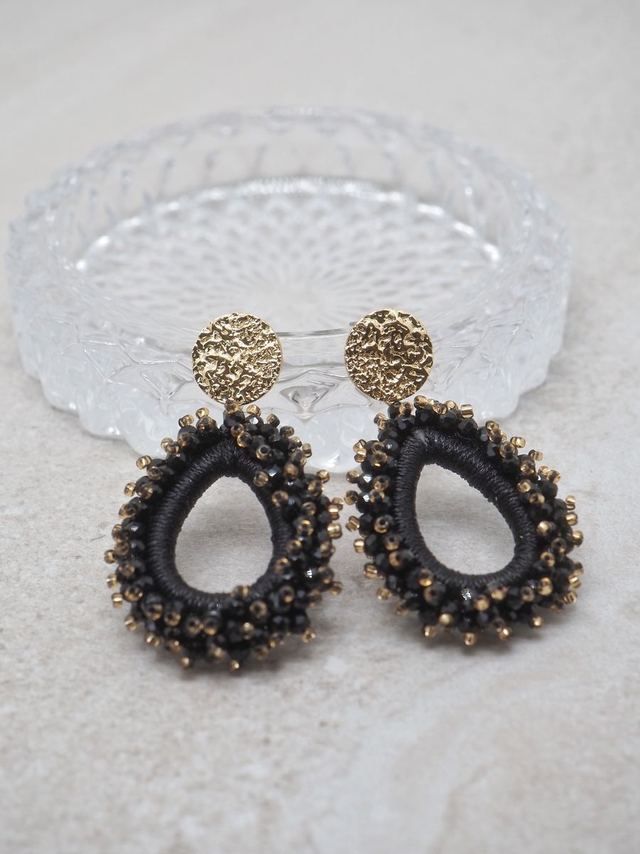 Nydelige øredobber med glassperler i svart gulldekor. Flotte øredobber til party og fest. 

Øredobbene er ikke tunge. 

Lengde: ca 5,5cm

Nikkelfritt produkt.