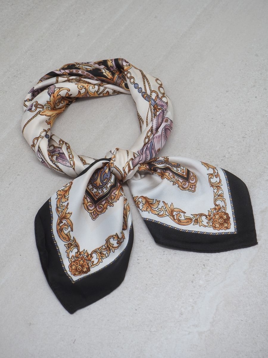 Løft antrekket med dette elegante satengskjerfet i en harmonisk kombinasjon av svart, rosa og off-white. Skjerfet er laget i myk polyester med satengfinish, og gir både glans og komfort.