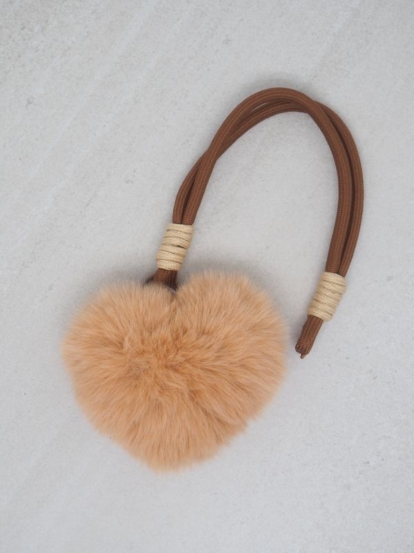 Pynt opp vesken din med denne søte og supermyke hjertepynten beige ! Den gir vesken din et trendy løft og gjør stilen din både leken og personlig. Perfekt som en liten detalj som gjør stor forskjell. 