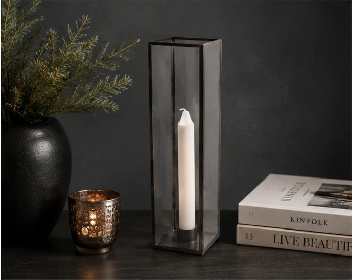 Flott og praktisk lysestake som hindrer blafring i lyset med sine glassvegger. Lysestaken er 9 x 9 x 30 cm.