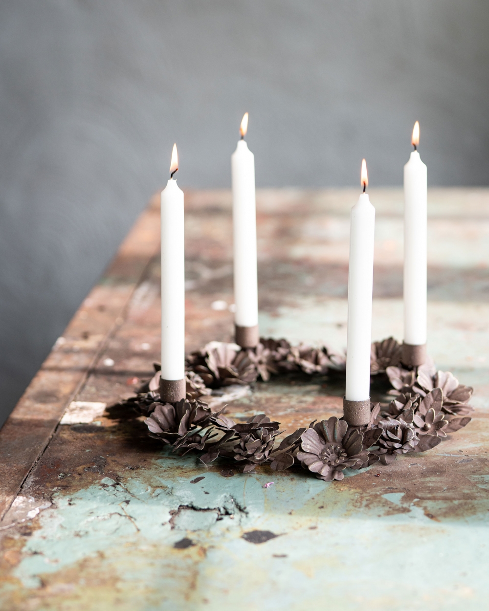 Laget av metall, 34 cm i diameter.