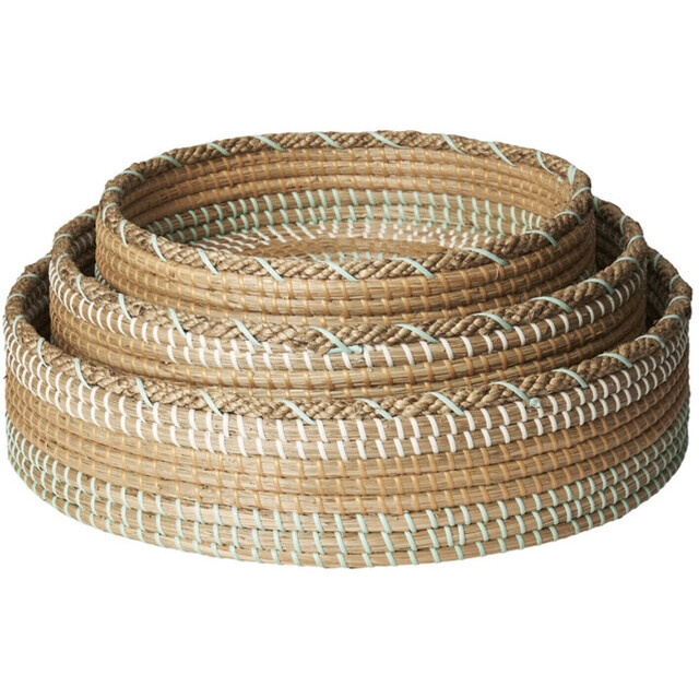 Brettene/ kurvene er 32 - 44 cm i diameter med 8 - 10 cm høy kant.