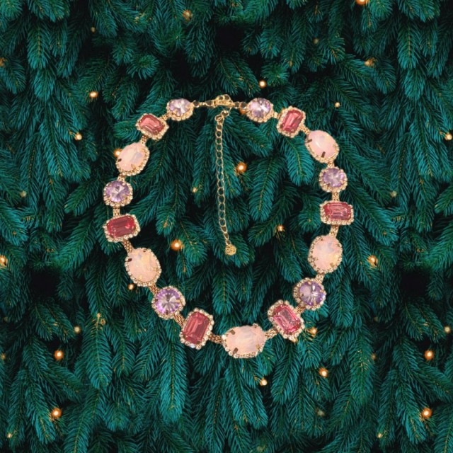 18K forgylt collier med rosa tonede og klare stener. 

Farge: Rosatoner / Forgylt / Klar

Lengde: 40 cm + 5 cm

Materiale: Brass / 18K forgylling / Stener