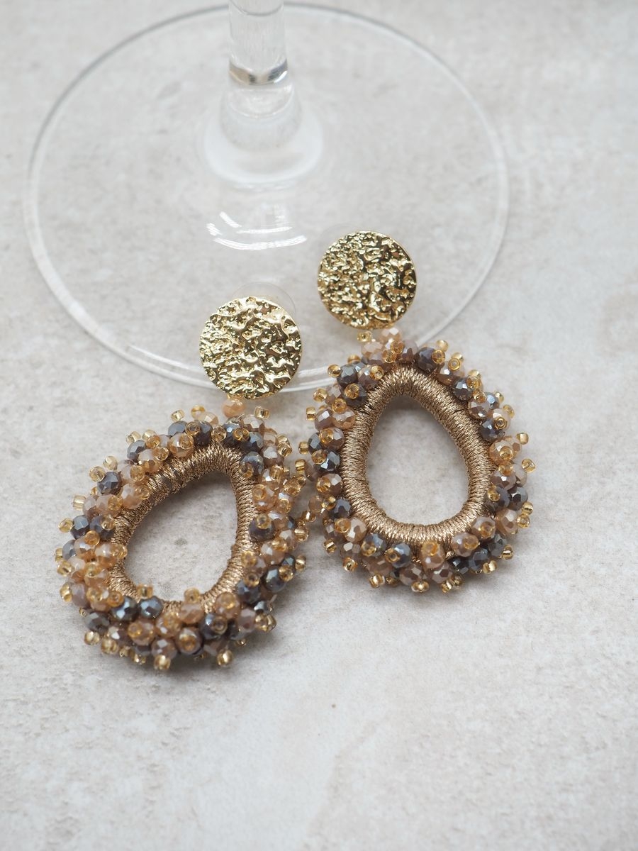 Nydelige øredobber med beige og grå/brune glassperler. Øredobbene er ikke tunge.
Lengde: ca 5,5cm
Nikkelfritt produkt.