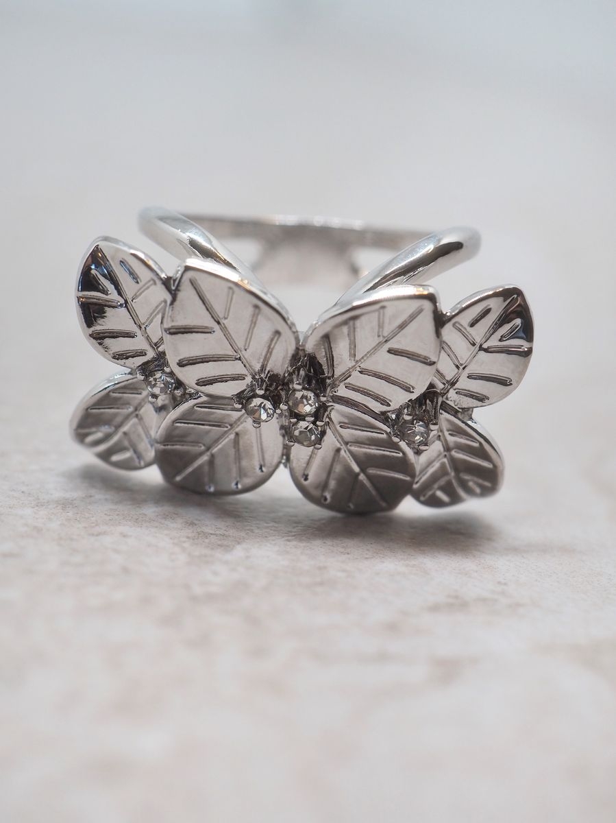 Gi antrekket et delikat og stilfullt løft med denne sølvfargede skjerfnålen med elegant blomstermotiv. Skjerfnålen har en tidløs og feminin utforming, og størrelsen på ca. 3x2 cm gjør den både nett og iøynefallende uten å virke prangende.