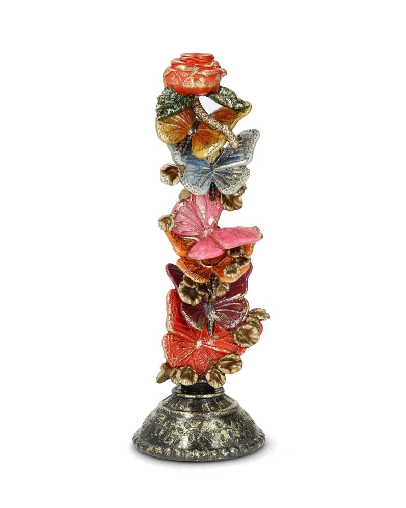 Leken lysestake med sommerfugler. Størrelsen er ca 13 cm i diameter og 35 cm høy. Passer til kronelys.