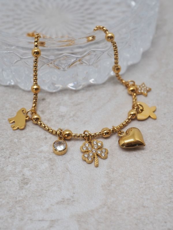 Et elegant og tidløst armbånd som passer perfekt til både hverdagsbruk og festlige anledninger. Armbåndet er laget i stål med vakker gullforgylling som gir et eksklusivt uttrykk, samtidig som det er lett og behagelig å ha på gjennom hele dagen.