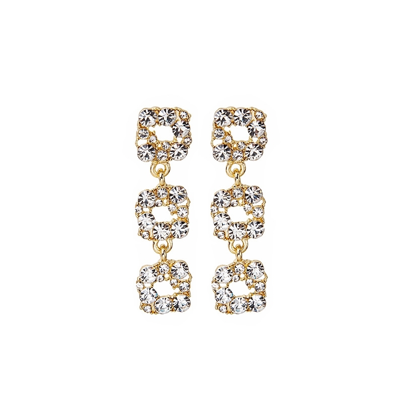 18K forgylte ørepynt med Zirkonia og 925S sølvstift. 

Materiale: Brass + 925S + Zirkonia. 

Farge: Forgylt + Klar
