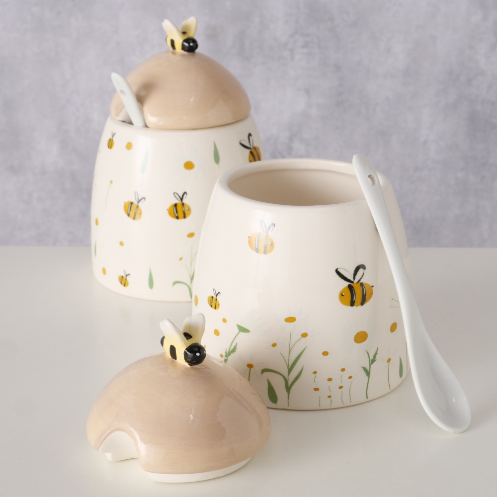 Oppbevaringskrukken er laget av steintøy av høy kvalitet og håndlaget. Det flerfargede heldekkende trykte designet gir en blank overflate takket være glasert og trykt raffinement. 